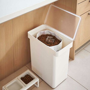 密閉袋ごとペットフードストッカー tower タワー 3kg 計量カップ付 ホワイト ブラック 5613 山崎実業 YAMAZAKI