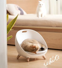 猫がゆったりできる空間の猫のベッド。水を入れる容器があり、水で保冷、お湯で保温ができます。また、１つで4つに変形することができ、デザイン性、多機能に優れた猫のベットです。