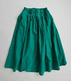 D.M.G.｜「ケリーグリーンリネンスカート」ウエストからたっぷり広がりを持たせた優美なシルエットに高発色のケリーグリーンが着映えるリネン素材ロングスカート