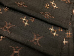 平和屋着物○国指定重要無形文化財 本場久米島紬 手織 飛鳥文 黒地  