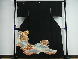 平和屋川間店■豪華黒留袖　駒刺繍　文箱吉祥孔雀花文　暈し染め　金彩　逸品　yc4302