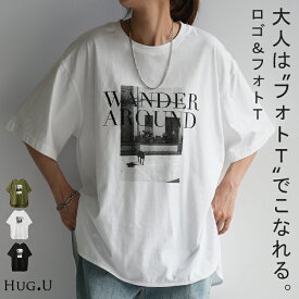 ロゴT フォト Tシャツ トップス プリント レディース ロング ロゴ スリット 半袖 チュニック 薄手 ゆったり Uネック ドルマン 体型カバー 二の腕カバー 綿100％ ラウンドヘム ドロップショルダー 大きいサイズ カーキ 黒 白 春 夏 HUG.U