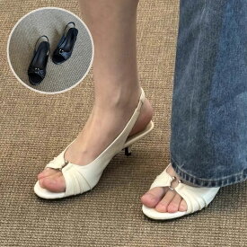 レディース サンダル 2025夏新作 法式 褶皺 デザイン 魚口 オープントゥ 羊革 ミドルヒール 3cm〜6cm 後ろストラップ ピンヒール メタルバックル 高級感 おしゃれ 通勤 旅行 デート パーティー 結婚式 美脚効果 履きやすい 歩きやすい