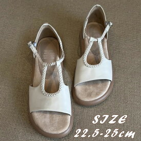 レディース サンダル 本革 ラムレザー 厚底 ローマ風 デザイン 丸トゥ 一字ストラップ 歩きやすい 疲れにくい 履き心地快適 通気性 良好 米白 ナチュラルカラー おしゃれ カジュアル 高級感 大人可愛い フラットサンダル スカートコーデ リゾートタウン 日常使い 旅行 外出