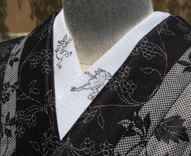 夏半襟 ウサギとカエル　絽 鳥獣戯画　 刺繍　半襟　ひめ吉オリジナルデザイン ☆ 夏半襟・絽　鳥獣戯画　リバーシブルゆうパケットは日時指定できません、ポスト投函です。