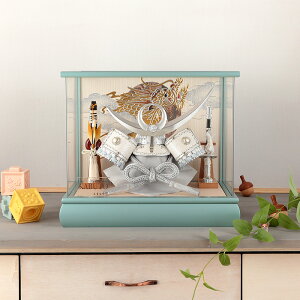 五月人形 コンパクト 上杉謙信 兜ケース飾り 兜飾り 宝童監修 白銀上杉兜 8号 アクリルケース 【2026年度新作】 h075-mm-ck2595-8