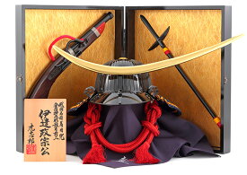 五月人形 兜 モダン 鈴甲子雄山 伊達政宗公 着用 兜平飾り 兜飾り 虎志郎作 戦国名将着用兜 金箔押木彫弦月前立 【2026年度新作】 mi-date-byoubu1 こどもの日