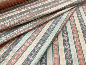 金襴のはぎれ 古代三丁 宝尽くし文 帯地のはぎれ 西陣織 金襴(70cmX35cm単位)切り売りします