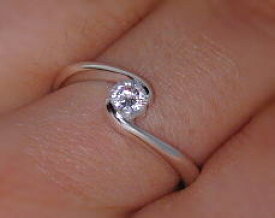 送料無料（郵送）”やさしいラインのレール留めリング”ハート＆アローCZ