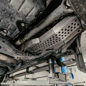 �yUSA�݌ɂ���z Cali Raised 16-23 Toyota Tacoma Catalytic Converter Shield Fits - 4Wd 6 Cylinder calCR3876 JP�X