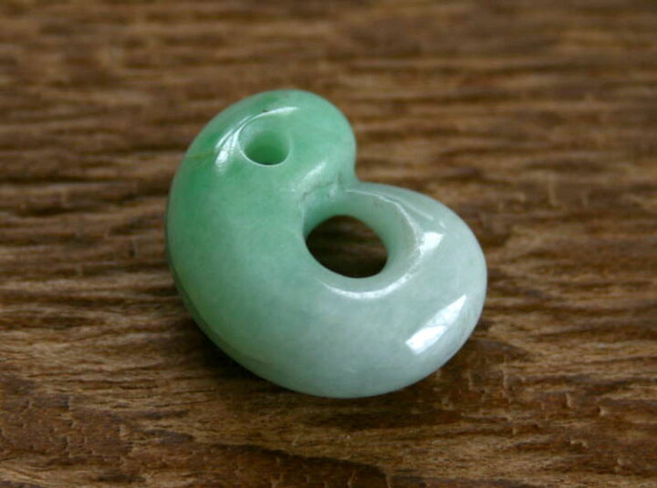楽天市場】糸魚川翡翠異形勾玉 M01766古吹 作19mm*15mm*8mm : 糸魚川 