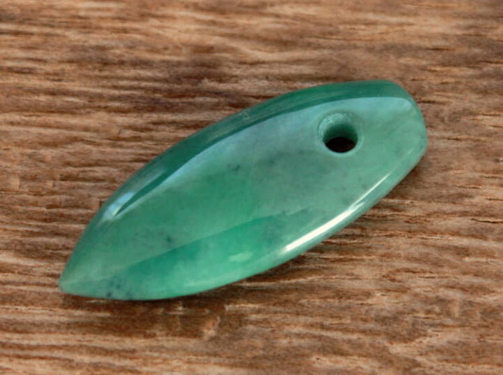 楽天市場】糸魚川翡翠大珠 C00447元粋 作 35.8mm*14mm*5mm : 糸魚川 