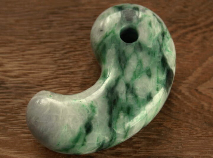 楽天市場】糸魚川翡翠巨大勾玉 M05569豊翠 作83mm*50mm*23mm : 糸魚川 