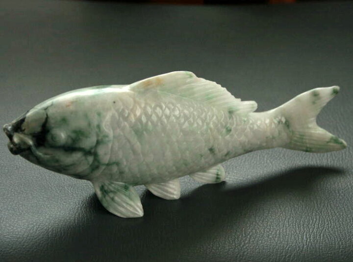 楽天市場】糸魚川翡翠彫刻（鯉）【翡翠原石付き】 C01137 200.5mm*86mm 