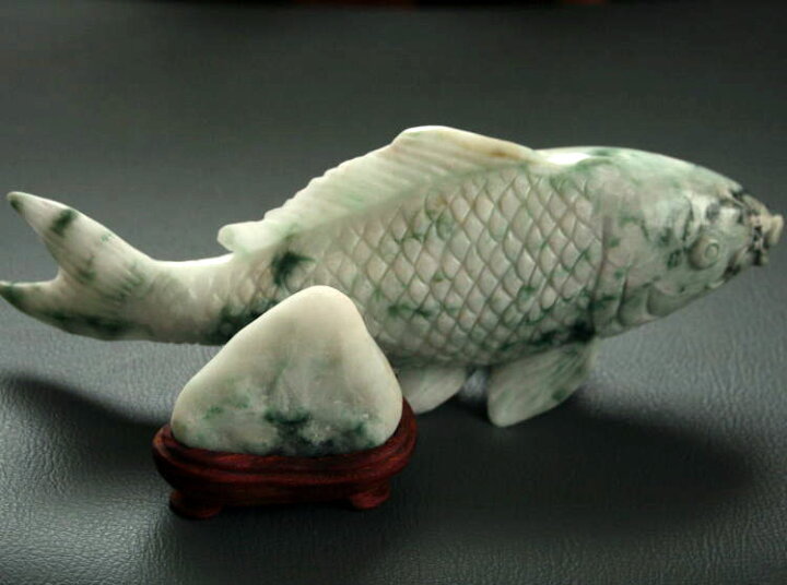 楽天市場】糸魚川翡翠彫刻（鯉）【翡翠原石付き】 C01137 200.5mm*86mm 