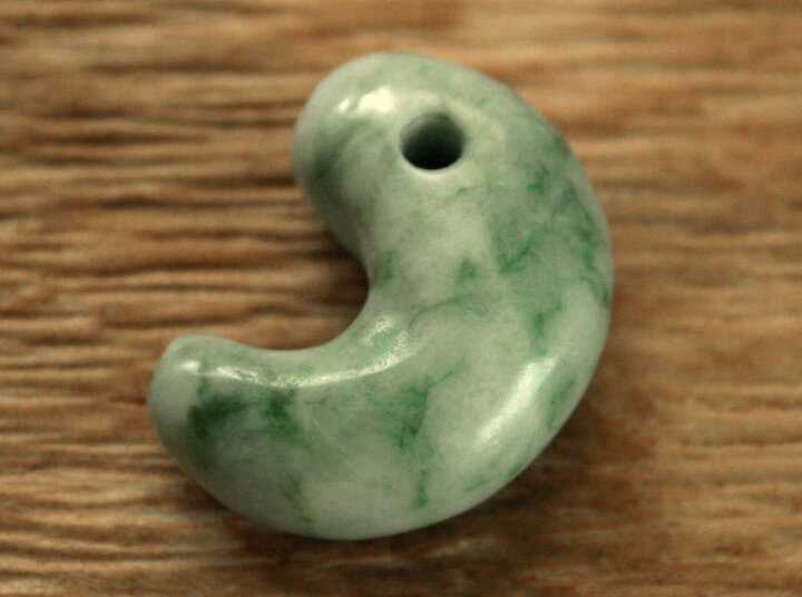楽天市場】糸魚川翡翠勾玉 M07649 清山 作 26mm*19.5mm*11mm 糸魚川産 