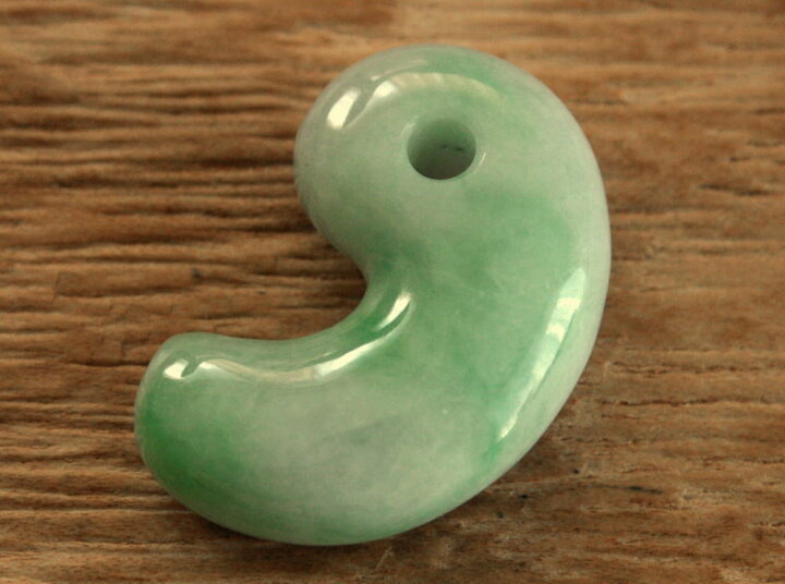 楽天市場】糸魚川翡翠勾玉 M07703豊翠 作31mm*20.5mm*10mm 糸魚川産 