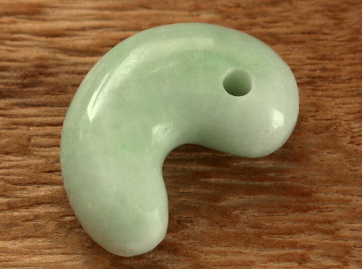 楽天市場】糸魚川翡翠勾玉 M07970 翠石 作 37mm*24.5mm*12mm 糸魚川 