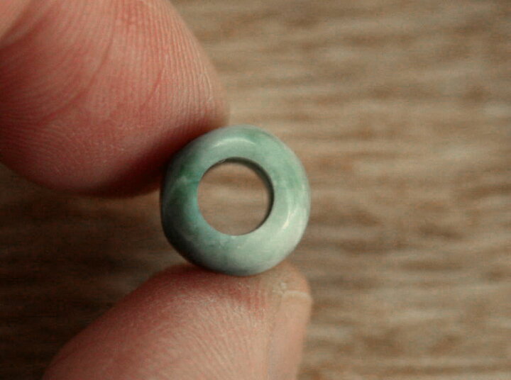 楽天市場】糸魚川翡翠管玉 C01298 清山 作 10.5mm*10.5mm（穴径5mm 
