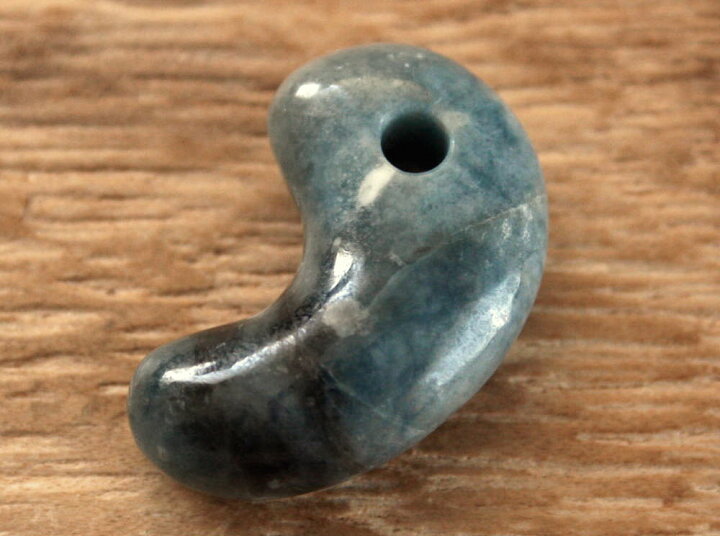 楽天市場】糸魚川青翡翠勾玉 M08103 和工房 作 29.5mm*18.5mm*10mm 