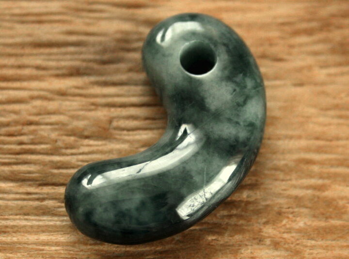 楽天市場】糸魚川青翡翠勾玉 M08373 元粋 作 32.8mm*18.5mm*8mm 糸魚川 