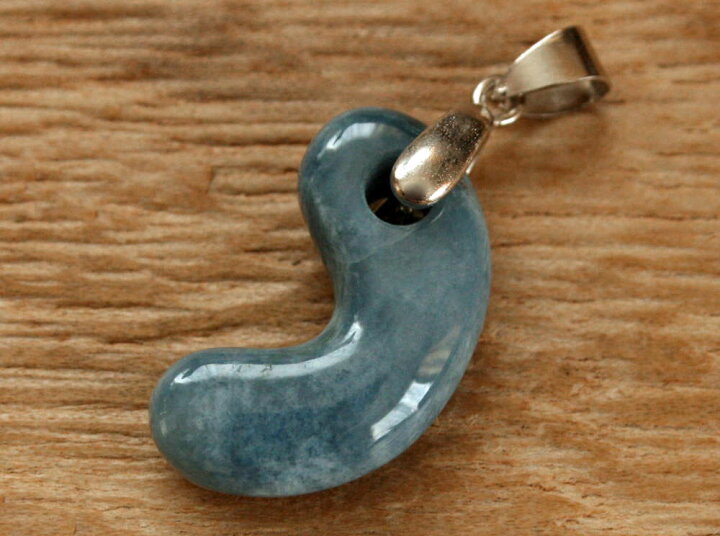 楽天市場】糸魚川青翡翠勾玉 M08441 元粋 作 25mm*14mm*6mm 糸魚川産 