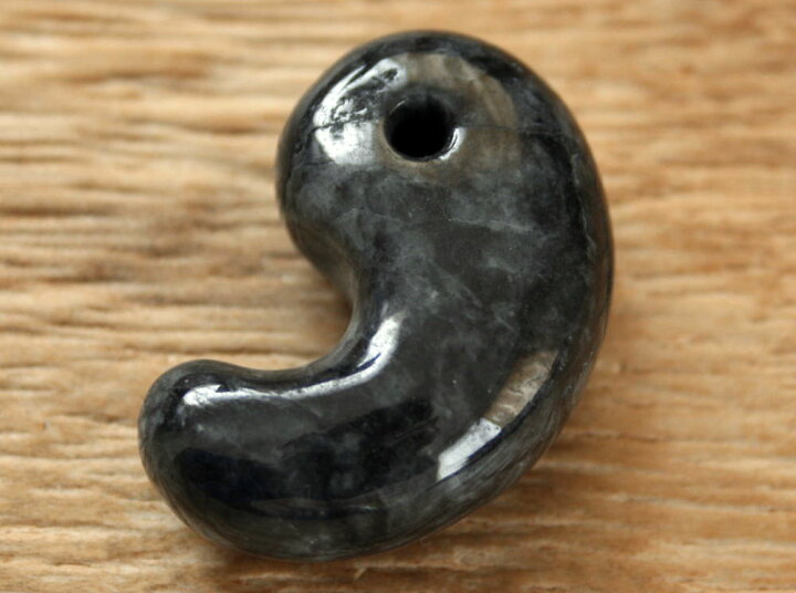 楽天市場】糸魚川黒翡翠勾玉 M08579 翠雅 作 32mm*21mm*12mm 糸魚川産 