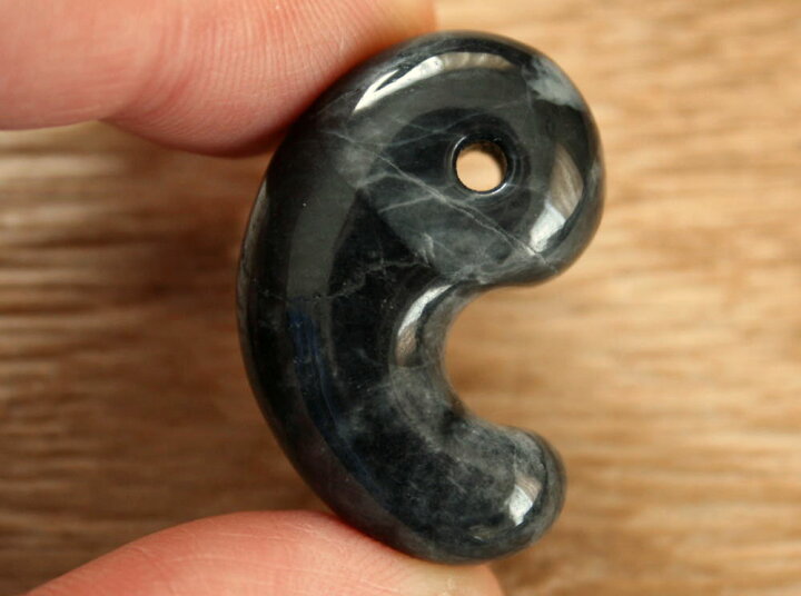 楽天市場】糸魚川黒翡翠勾玉 M08579 翠雅 作 32mm*21mm*12mm 糸魚川産 