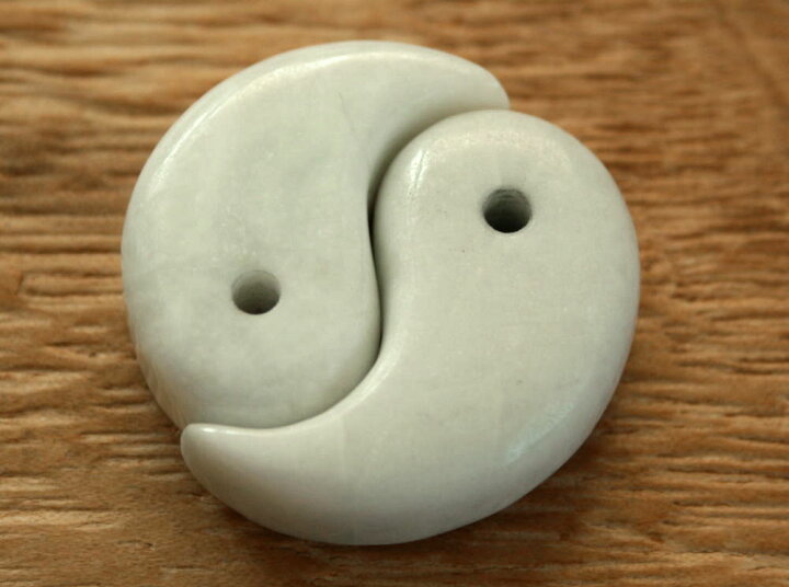 楽天市場】糸魚川翡翠ツイン勾玉 M08757 清山 作 34mm*21mm*11mm＋31mm  