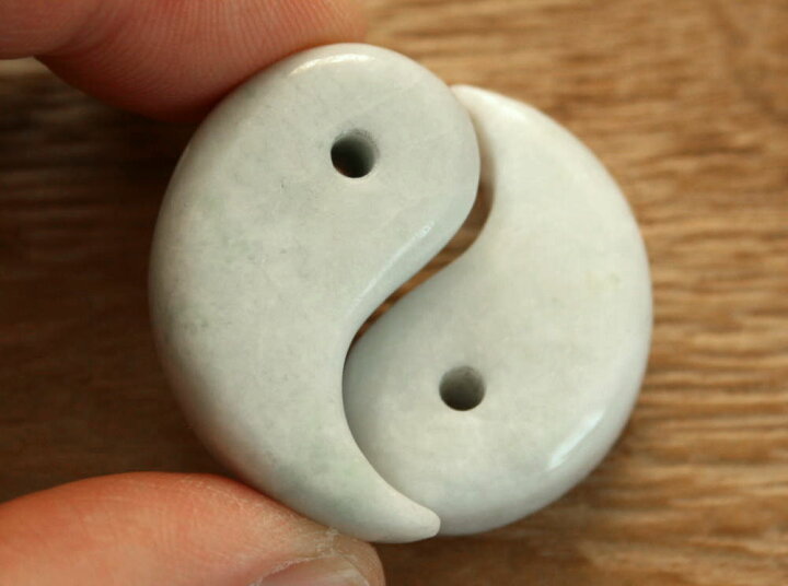 楽天市場】糸魚川翡翠ツイン勾玉 M08757 清山 作 34mm*21mm*11mm＋31mm 