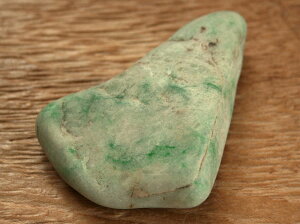 糸魚川翡翠磨き石 G00945 翠石 作 63mm*47mm*15mm 糸魚川 ひすい 握り石 魔除け パワーストーン