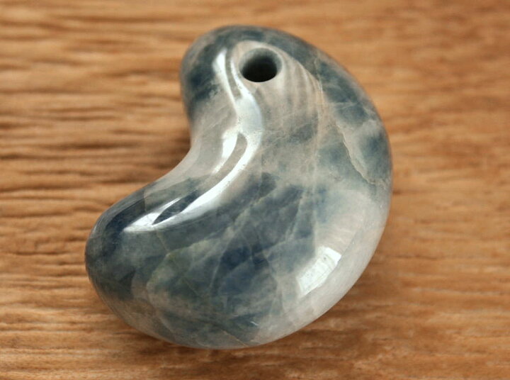 楽天市場】糸魚川青翡翠勾玉 M09306 陽春 作 36mm*26mm*15mm 糸魚川産 