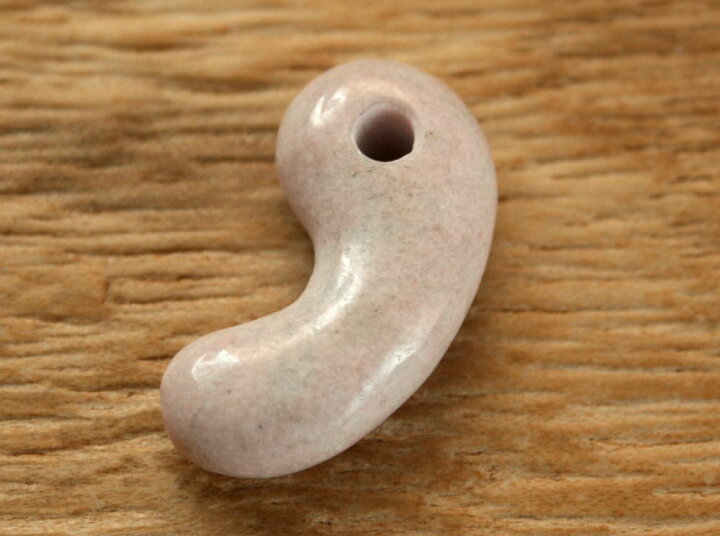 楽天市場】糸魚川産桃簾石勾玉 SZ1078 SeaVer 作 28mm*14.5mm*8mm 