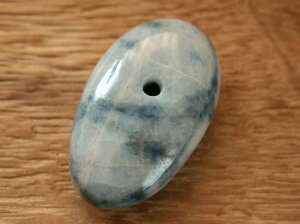 糸魚川青翡翠大珠 C01665 陽春 作 43mm*25mm*14.5mm 糸魚川産 青ひすい 大珠 パワーストーン お守り 魔除け 天然石