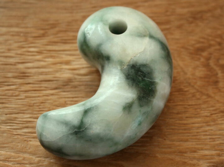楽天市場】糸魚川翡翠大勾玉 M09661 翠雅 作 75mm*47mm*27mm 糸魚川産 