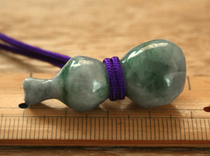 楽天市場】糸魚川翡翠ひょうたん C01699 翠雅 作 39mm*15mm*15mm 