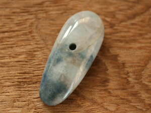 糸魚川青翡翠大珠 C01726 陽春 作 34mm*14mm*9mm 糸魚川産 青ひすい 大珠 パワーストーン お守り 魔除け 天然石