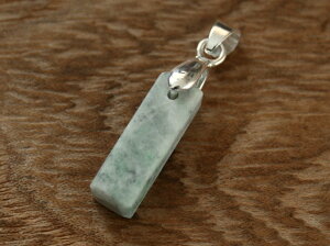 糸魚川翡翠ペンダント P01765 清山 作 19mm*6mm*5mm 糸魚川産 ひすい ペンダント パワーストーン 魔除け お守り