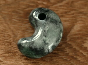 糸魚川翡翠勾玉 M10244 豊翠 作 27mm*19mm*11mm 糸魚川産 ヒスイ製 勾玉 お守り パワーストーン 魔除け 翡翠ペンダントトップ