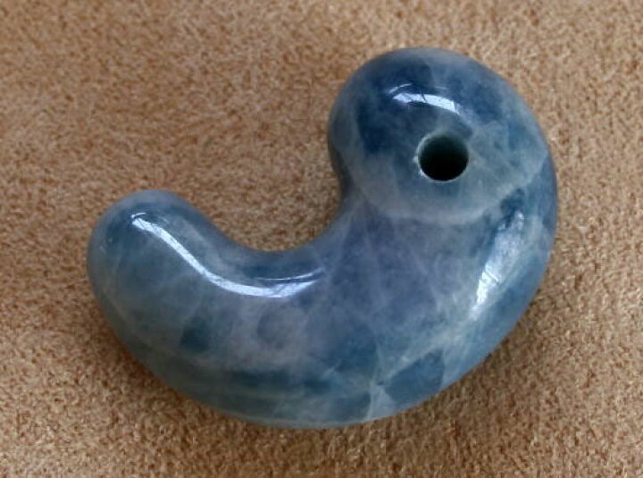 楽天市場】糸魚川青翡翠勾玉 M00517古吹 作33mm*23mm*14mm : 糸魚川 