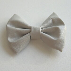 蝶ネクタイ 完成品 (レザー調ベージュグレー) サイズオーダー品 ドール用 人形用 ウェルカムドール用 マスコット用 装飾 小物 結婚式 披露宴 ウェディング