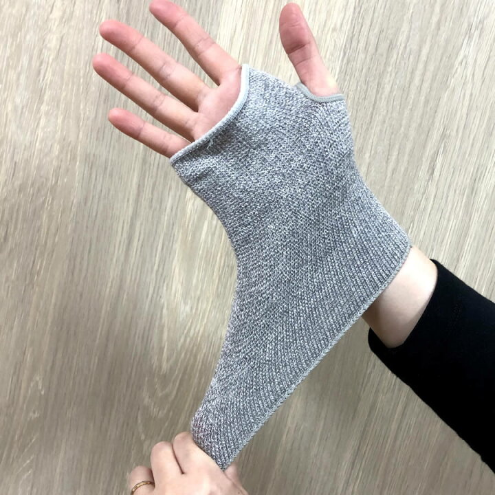 楽天市場 めちゃのび手首用サポーター 備長炭 ｅｍ ｘ のびのびサポーター 手首用 2枚組 フリーサイズ 左右兼用腕の骨折 カバー 汚れ防止 手首保護 術後 てくび 骨折 よくのびる ゆったりしたサポーター サンワイ のびのび ひと モノショップ