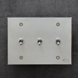 ステンレス製トグルスイッチG（3口長方形型）シルバー マット仕上げ 3路式（片切対応） スイッチプレート 照明器具 リビング 玄関 トイレ おしゃれ かっこいい 錆びにくいインダストリアル レトロフューチャー 日本製 国産 メーカー直販