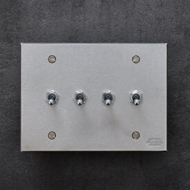 ステンレス製トグルスイッチI（4口長方形型）シルバー マット仕上げ 3路式（片切対応） スイッチプレート 照明器具 リビング 玄関 トイレ おしゃれ かっこいい 錆びにくいインダストリアル レトロフューチャー 日本製 国産 メーカー直販