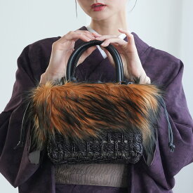 【ファー付ミニトートバッグ　羊革×ラフィア　ブラック×ブラウンテリア】お洋服はもちろん 着物にも 同系色の草履と併せて振袖や袴にもおすすめ フェイクファー リサイクルかごバッグ 和装 カジュアル 個性派 モード 環境にやさしいおしゃれ