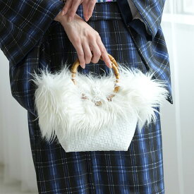【ファー付ミニトートバッグ　バンブーリングハンドル×プレミアムリサイクル　ホワイト】 洋服はもちろん 着物にも 草履と併せて振袖や袴にもおすすめ フェイクファー リサイクルかごバッグ 和装 個性派 モード 環境にやさしいおしゃれ