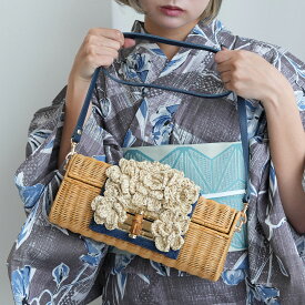 【utatane 籐カゴバッグ バンブー　かぎ針編みフラワーデコレーション クラッチバッグ　ショルダー ラタンウィッカー 籐編み】かごバッグ 籠バッグ バスケット ハンドメイド 天然素材 ボヘミアン ミッドセンチュリー フラワームーブメント 春 夏 カジュアル 浴衣