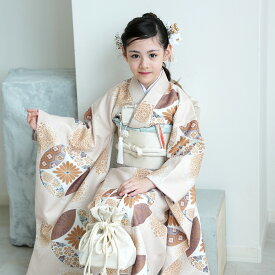 【30％OFF】【ひよこ商店 七五三 着物 7歳 四つ身 エクリュ七宝】 販売 振袖セット 子供 キッズ 四つ身 お祝い着 七歳 七才 女の子 女児 着物 日本製作り帯 長襦袢 志古貴 筥迫 はこせこ 草履 バッグ びら簪 足袋 120cm-135cm前後