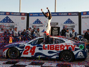 ���C�I�l�����[�V���O 1/64 �E�C���A���E�o�C���� #24 ���o�e�B�[��w �V�{���[ �J�}�� NASCAR 2022 FOLDS OF HONOR QUIKTRIP 500 �E�B�i�[ W242265LIBWBD