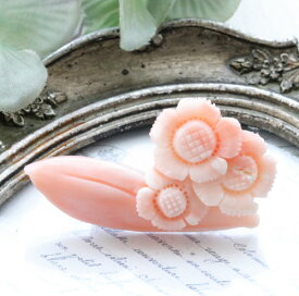 ピンクサンゴ（深海珊瑚）　花彫り 　ブローチ　メッキ 金具